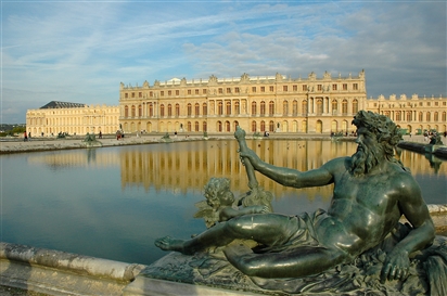 Hoàng cung lớn (Cung điện Versailles) - Hoàng cung nhỏ (Cung điện Fontainebleau), tại Pháp